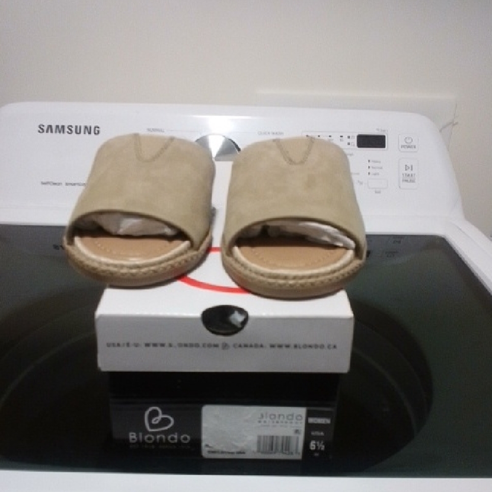 NWT NIB Blondo Emilia Waterproof Sandals